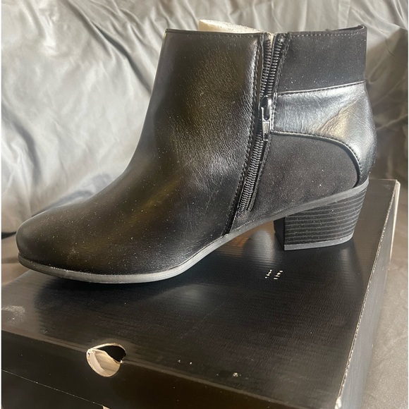 Brand NEW. Never work London Fog Haley Bootie. Size 11W - Picture 1 of 4